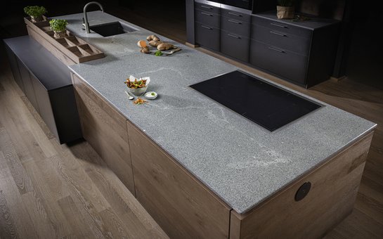 Kücheninsel mit flächenbündig eingebautem Induktionskochfeld.