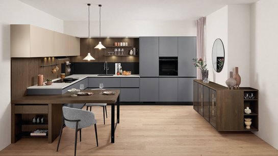 L-förmige Küche in grau mit dunklem Holz kombiniert