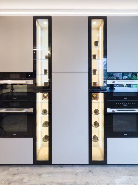 Detail der Glasvitrinen mit LED-Beleuchtung und dekorativ inszenierten Inhalten.