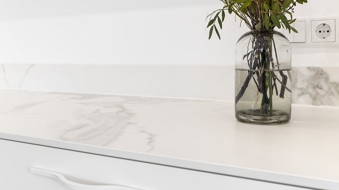 Blumenstrauß auf weißem Unterschrank in der Küche