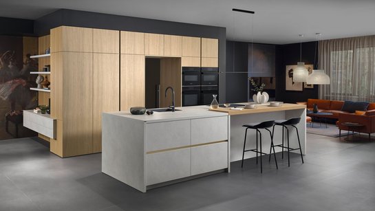 Moderne graue Inselküche mit integrierter Bar und Hochschränken aus hellem Holzfurnier