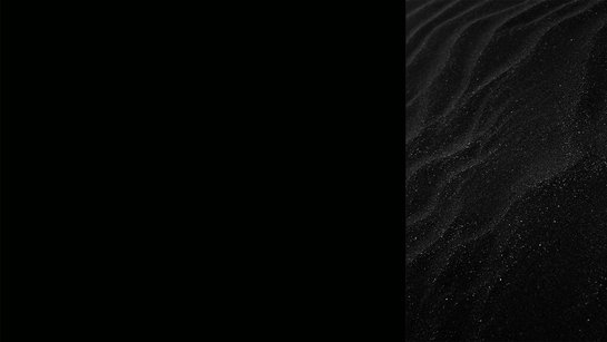 Farbkachel in onyxschwarz, daneben ein farblich passendes Bild von schwarzem Sand