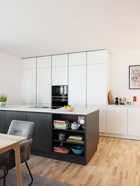 Diese moderne Küche besticht durch ihr griffloses Design.