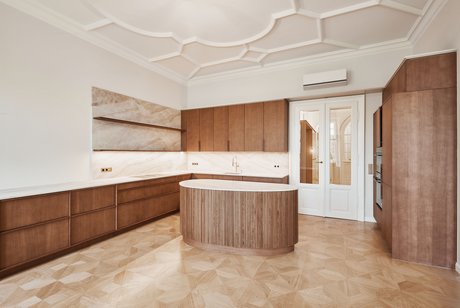 High-End-Holzküche mit viel Arbeitsfläche und maßgefertigtem Küchendesign.
