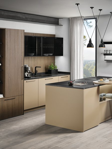 Caramelfarbige Inselküche mit Hochschränken aus dunklem Holz