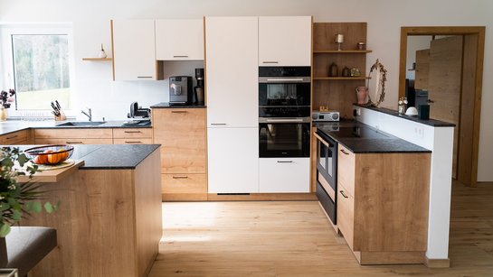 Großzügige Küche mit Sitzbank und über 7 m² Arbeitsfläche.