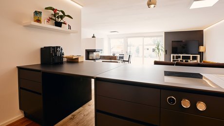 Kücheninsel in anthrazit mit Durchgang und aufklappbarer Arbeitsplatte