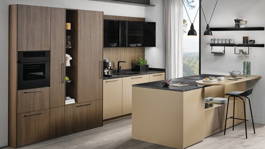 Caramelfarbige Inselküche mit Hochschränken aus dunklem Holz